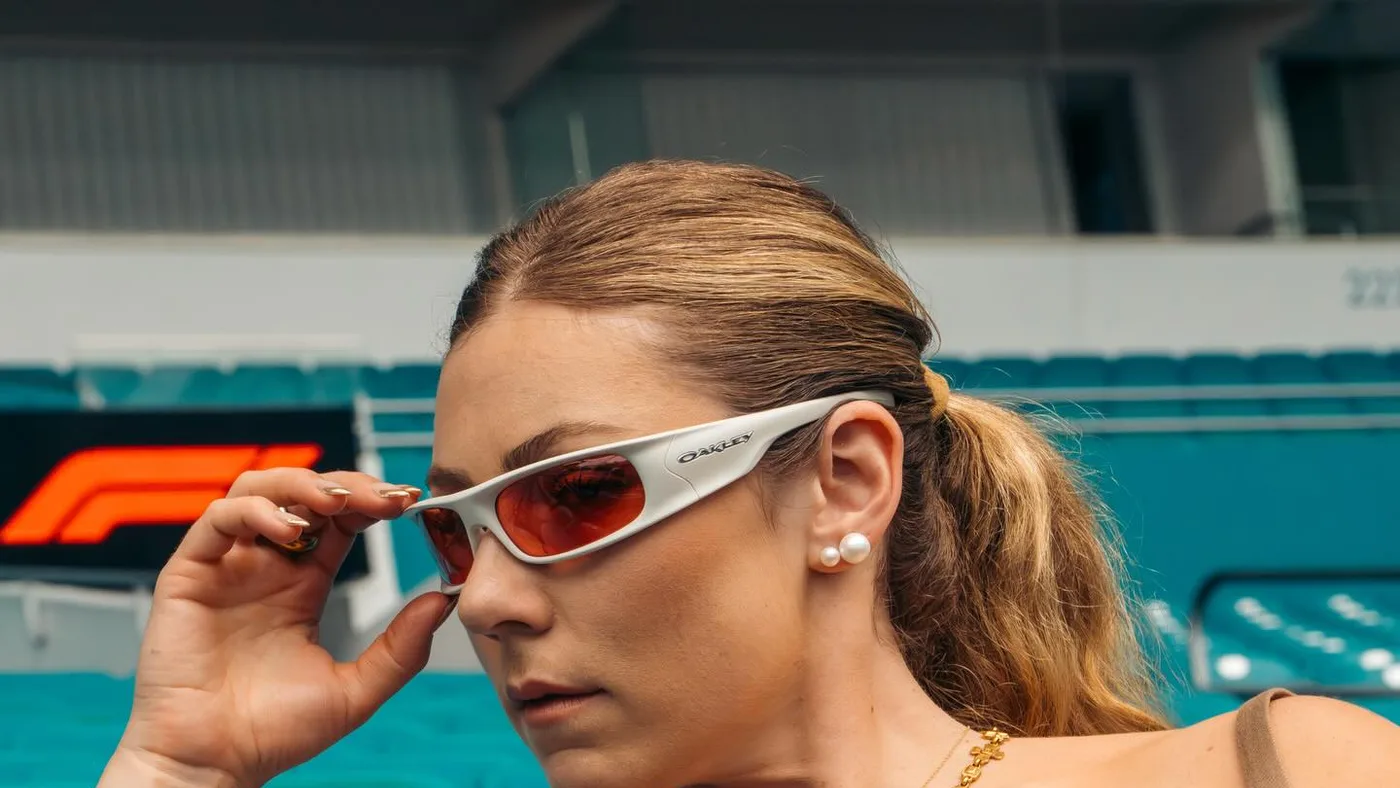 Θεατής με λευκά sport γυαλιά Oakley σε κερκίδα αγώνα Formula 1