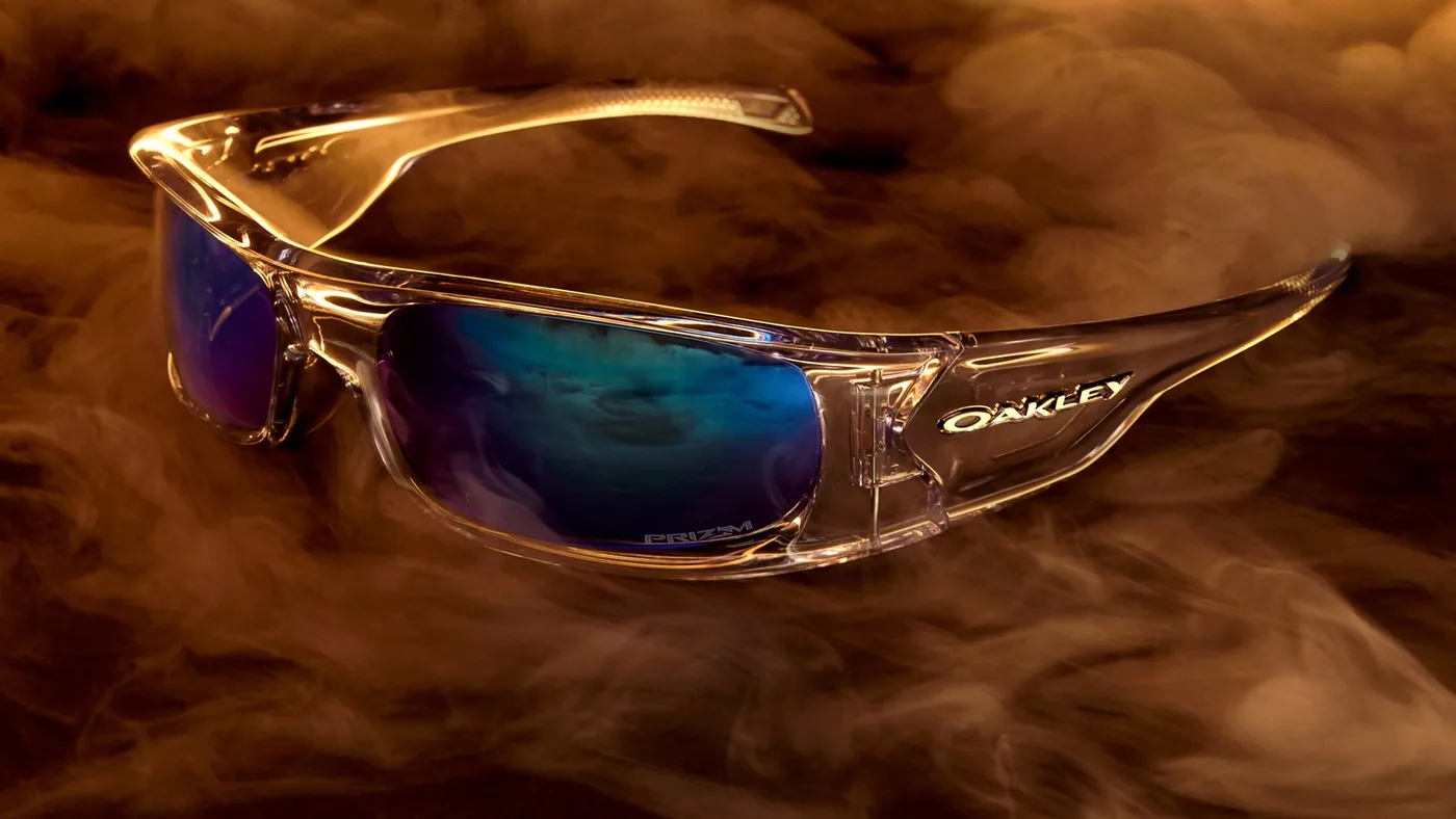 Oakley γυαλιά με Prizm φακούς σε ατμοσφαιρικό φόντο